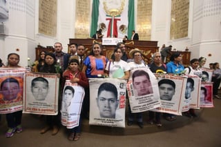 Eran los padres de los 43 normalistas de Ayotzinapa desaparecidos, quienes pasaron lista acompañados de las fotografías de cada uno de sus hijos. (TWITTER)

