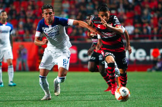 Javier Salas (i), del Cruz Azul, y Osciel de la Cruz, del Tijuana, durante el juego de octavos de final del Apertura 2018 de la Copa MX.
