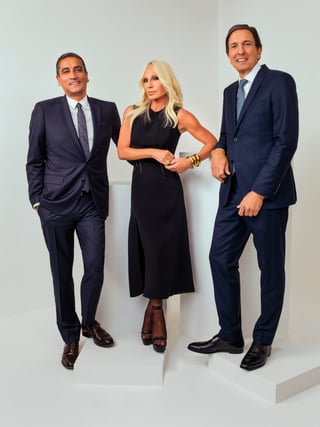 Compra. En la imagen se muestra al CEO de Versace J.Akeroyd, Donatella Versace, y el director de Michael Kors John D. (EFE)