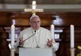 Versión. El Papa Francisco asegurga que nunca ha firmado un decreto de gracia para los curas condenados. (AP)