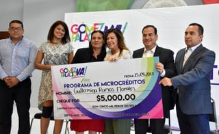 Apoyo. Por un monto de 165 mil pesos, la alcaldesa Leticia Herrera entregó microcréditos. (EL SIGLO DE TORREÓN)