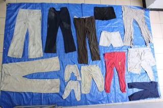 Una camisa manchada, unos pantalones desgarrados, un zapato de niño: decenas de fotos publicadas por la Fiscalía del estado de Veracruz de prendas de ropa encontradas en una gran fosa clandestina exhiben el horror de las desapariciones en México. (ARCHIVO)