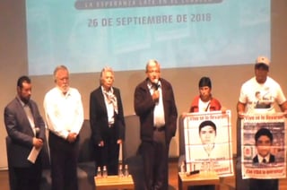 Los padres de los 43 normalistas desaparecidos de Ayotzinapa han declarado que ya consideran al gobierno del morenista Andrés Manuel López Obrador como una nueva oportunidad. (FACEBOOK)
