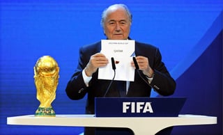 Blatter, aún como presidente de la FIFA, anunció en diciembre de 2010 la elección de Qatar como sede del Mundial 2022. (ARCHIVO)