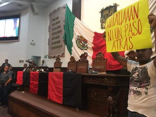 Ayer maestros se manifestaron en el Congreso de Coahuila y por la madrugada de hoy fueron desalojados por elementos estatales. (EL SIGLO COAHUILA) 