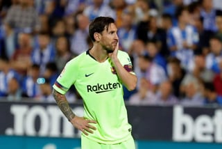 La primera vez que Messi jugó con el primer equipo del Barcelona fue en un amistoso contra el Oporto. Saltó al césped en el minuto 75 sustituyendo a Fernando Navarro. (EFE)
