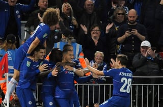 Los jugadores del Chelsea celebran el gol de la victoria, anotado por Eden Hazard.