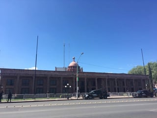 Desde la madrugada del miércoles el Congreso de Coahuila se encuentra resguardado con vallas metálicas y alrededor de 45 elementos de seguridad. (EL SIGLO COAHUILA)