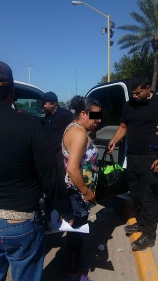 Tras la detención de Martha, los elementos de la Agencia de Investigación Criminal de la FGE la entregaron a los policías de Chihuahua para su traslado. (ESPECIAL) 

