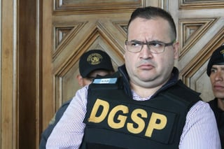 Piden autorizar que la Fiscalía General de Veracruz ejecute la orden de aprehensión contra Javier Duarte de Ochoa por el delito de desaparición forzada de personas. (ARCHIVO)