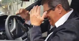 Al escuchar el golpe, Herrera bajó a revisar su auto. (ESPECIAL)