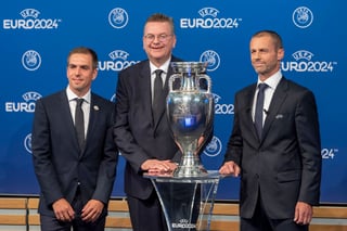 El retirado lateral alemán Philipp Lahm (izquierda), el presidente de la federación alemana de futbol Reinhard Grindel (centro) y el presidente de la UEFA Aleksander Ceferin (derecha) posan tras el anuncio de que Alemania será sede de la Eurocopa 2024 en Nyon, Suiza.