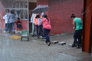 Sin clases. La lluvia ocasionó que la primaria Luis Donaldo Colosio de Prados del Oriente suspendiera su kermés. (FERNANDO COMPEÁN)