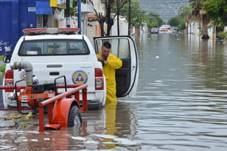 Labores. Elementos de Protección Civil de Torreón acuden a la colonia Las Fuentes, en Torreón, para ayudar en labores de auxilio a la población que resultó afectada por las inundaciones causadas por las lluvias.