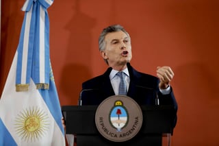 El presidente de Argentina, Mauricio Macri, defendió hoy al Fondo Monetario Internacional (FMI) después que le otorgara un préstamo de 57 mil 100 millones de dólares al país sudamericano. (AP)