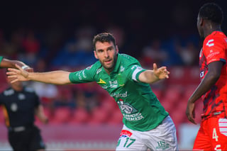Mauro Boselli, del León, festeja tras marcar el primer gol de su equipo durante el juego de la jornada 11 en el Luis 'Pirata' Fuente.