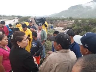 Operativo. La alcaldesa María Luisa González Achem escuchó las peticiones de los habitantes de la comunidad La Luz. (EL SIGLO DE TORREÓN)