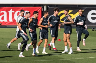Los jugadores del Real Madrid; Kiko Casilla, Marco Asensio, Álvaro Odriozola, Sergio Ramos y Keylor Navas, (i-d) durante el entrenamiento del equipo blanco preparando el derbi de hoy contra el Atlético de Madrid.
