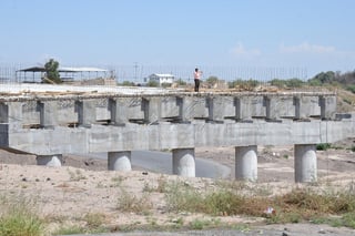 Puente. La construcción del puente El Tajito presenta un avance superior al 80 por ciento.
