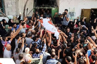 Gaza enterró hoy a los palestinos que murieron ayer, entre ellos dos menores, por disparos del Ejército israelí durante masivas protestas en la valla de separación.