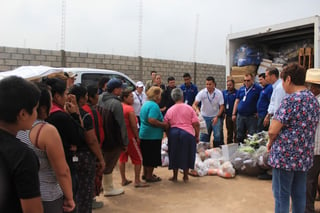 Comunidades. Acude personal del DIF estatal a comunidades de Lerdo para atenderlos ante la contingencia por las lluvias. (EL SIGLO DE TORREÓN)