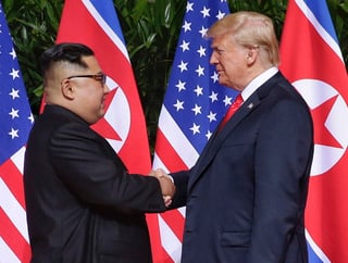El presidente Donald Trump dijo a sus simpatizantes en Virginia Occidental que alguna vez 'intercambió' palabras fuertes con el líder norcoreano Kim Jong Un 'y luego nos enamoramos'. (AP)