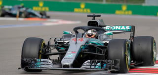 El piloto británico de F1 Lewis Hamilton, de Mercedes, sale de boxes durante el GP de Rusia, en Sochi, Rusia.