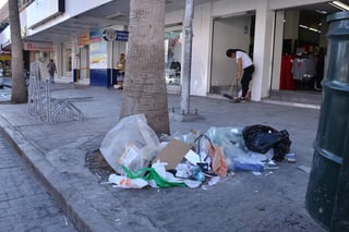 


Ya se aprecian bolsas y cajas en la zona Centro de Torreón. (FERNANDO COMPEÁN) 