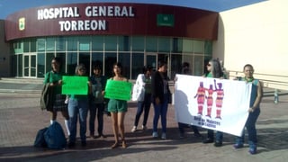 Feministas se manifestaron a las afueras del Hospital General de Torreón. (EL SIGLO DE TORREÓN) 