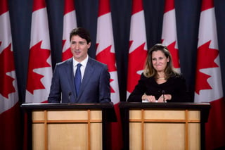 En conferencia de prensa, el primer ministro Justin Trudeau y la negociadora Chrystia Freeland resaltaron la “victoria” canadiense de haber podido mantener “intacto” el Capítulo 19 de resolución de disputas. (AP)