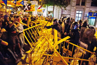 Fuera de control. Unos 3,000 manifestantes en Girona ante la Subdelegación del Gobierno. (EFE)