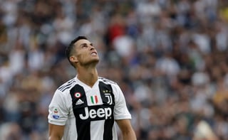 Cristiano Ronaldo, de la Juventus, mira al cielo durante un encuentro de la Serie A italiana ante la Lazio en Turín.