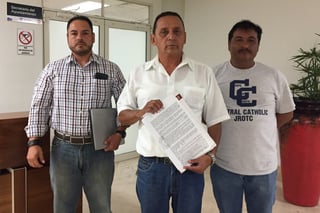 Respuesta. Salvador Zúñiga (en medio) solicitó un encuentro con el secretario del Ayuntamiento. (GUADALUPE MIRANDA)