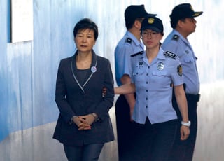 Veredicto. La expresidenta Park Geun-hye espera veredicto del tribunal sobre su juicio por corrupción. (AP)