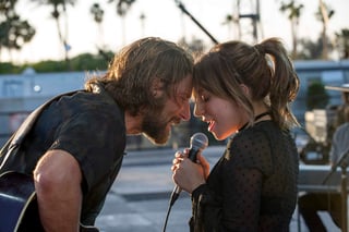 Personajes. Bradley Cooper y Lady Gaga participaron en la cinta Nace una estrella, en la cual el actor fungió como director. (AP)
