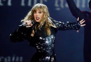 Swift es la única artista en la historia en tener cuatro álbum consecutivos que venden más de un millón de copias en su primer semana de estreno. (ARCHIVO)