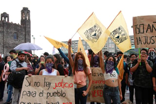 Diversos grupos de personas se han dado cita en diferentes puntos de la ciudad para marchar en un solo gran contingente rumbo al Zócalo. (NOTIMEX)
