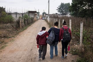 En el Estado de México, de marzo de 2017 a la fecha mil 118 repatriados han recibido atención de Educación para Adultos, de los cuales más del 50% ya han logrado certificados de primaria y de secundaria, indicó Ernesto Rivas Rivas, delegado federal del INEA. (ARCHIVO)