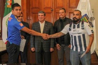 Las barras de Tigres y Rayados se reunieron con Manuel González, secretario general de Gobierno de Nuevo León, y directivos de ambos equipos.