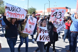 Pacífica. Los jóvenes gritaron consignas para recordar el Movimiento del 68 y la desaparición de los 43 normalistas de Ayotzinapa. (FERNANDO COMPEÁN)