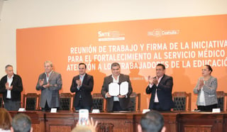Firma. El gbernador, Miguel Riquelme muestra el acuerdo.