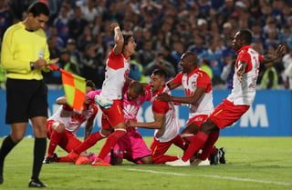 Jugadores de Santa Fe celebran la victoria ante Millonarios, en un partido de los octavos de final de la Copa Sudamericana.