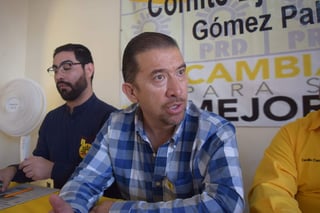 El secretario general y presidente en funciones del PRD en el estado de Durango, Miguel Ángel Lazalde Ramos, consideró que aunque todavía no está gobernando “AMLO ya está incumpliendo”. (EL SIGLO DE TORREÓN)