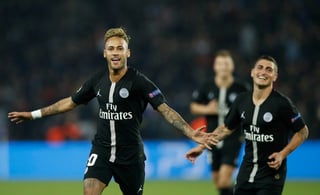 Neymar, de París Saint Germain, celebra tras marcar el 6-1, durante un partido del grupo C de la Liga de Campeones de la UEFA.