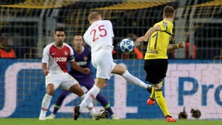 Marco Reus (d) del Dortmund en acción durante el partido del Grupo A.