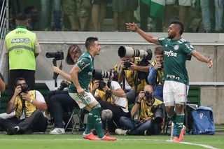 Miguel Borja (d), de Palmeiras, celebra un gol contra Colo Colo, durante un partido de cuartos de final de la Copa Libertadores.
