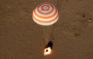 La Soyuz se había desacoplado apenas cuatro horas antes de la EEI para emprender el regreso a casa 197 días después de haber partido a la misión. (AP)