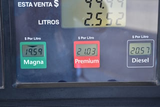 Precio. El precio de la gasolina ha escalado a la par que los precios del petróleo, la gasolina premium ya sobrepasó los 21 pesos.