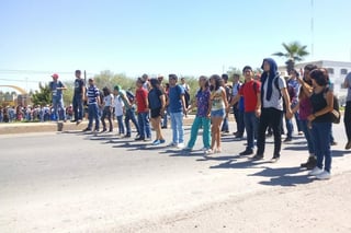 Bloqueo. Por unos minutos, docentes y estudiantes protestaron sobre el periférico de Torreón. (EL SIGLO DE TORREÓN)