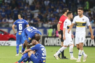 Jugadores de Cruzeiro se lamentan al final del partido de cuartos de final de la Copa Libertadores.
